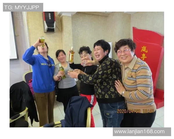 足球明星欢聚一堂共庆圣诞快乐歌传递温暖与祝福